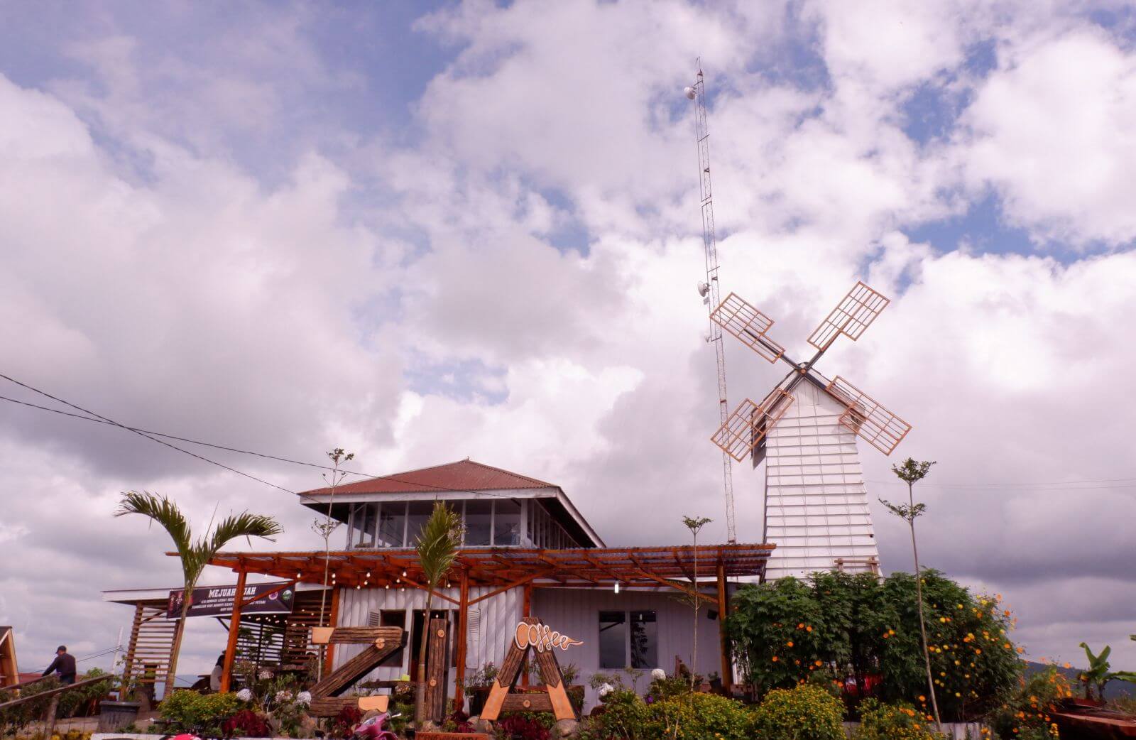 Terdapat café dengan desain unik karena terdapat kincir angin di bagian depannya.